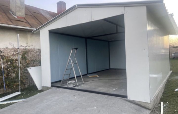 Garaje auto pe structura metalica învelite cu panouri Sandwich termoiz