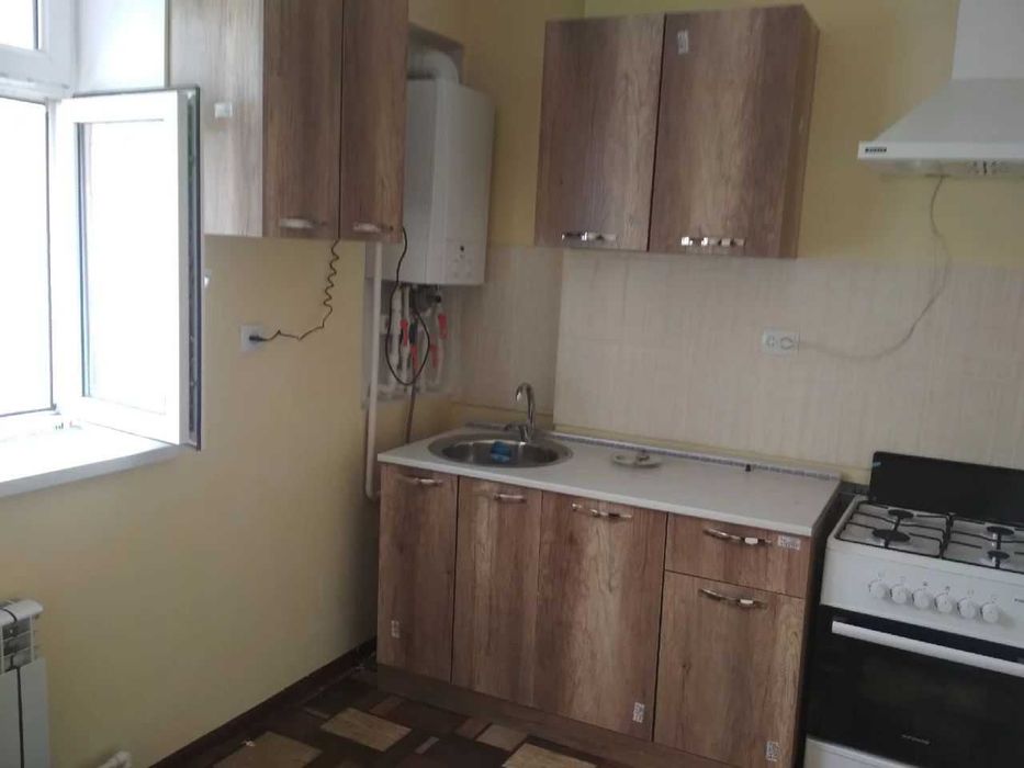 Жиззах шахри Зилол махалласида 3 хонанали дом срочно ижарага берилади.