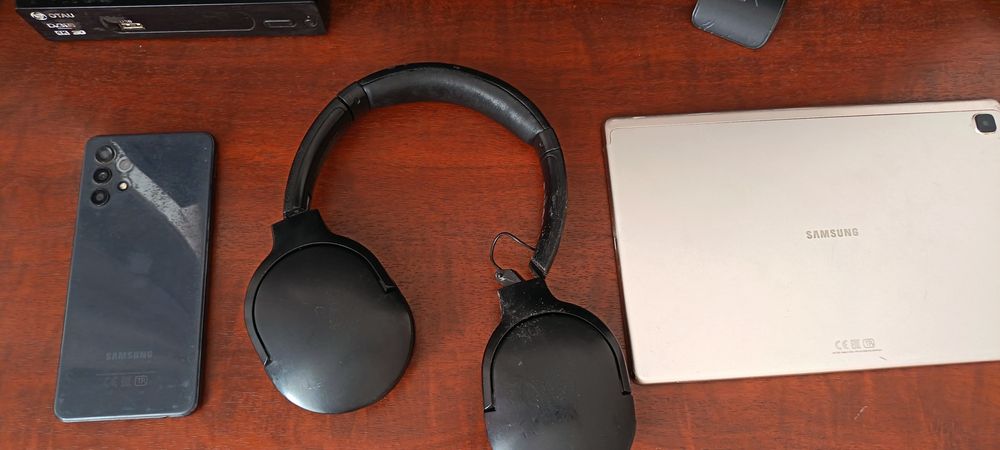 Планшет не рабочий,наушники с оторванной дужкой, телефон рабочий