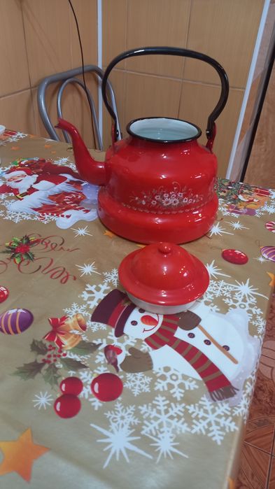 Vand ibric metalic emailat rosu cu model cu capac și toarta metalice