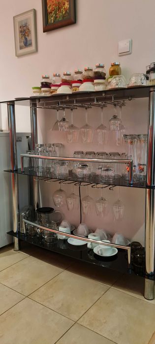 Продавам стъклена витрина/бар плот