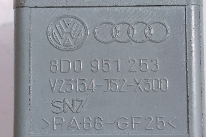 Releu 370 8D0951253 Volkswagen VW Passat B5.5 (facelift)