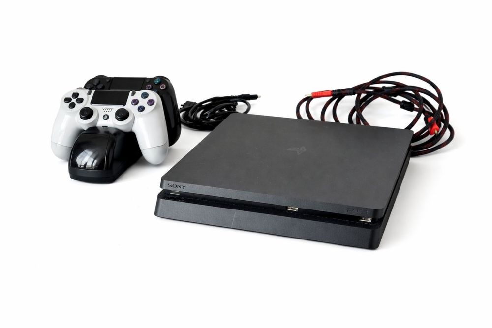 Продам Playstation 4 с играми и диск в подарок