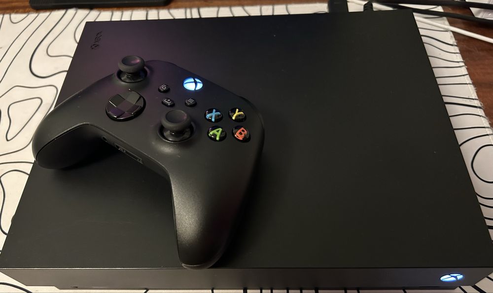 Xbox One X 1 ТБ SSD + 2 геймпада
