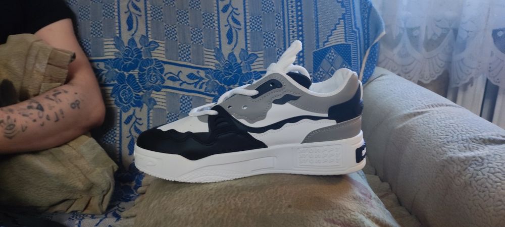 Продам новые кроссовки