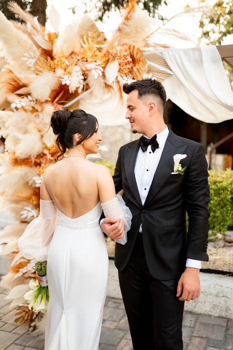 Vând rochie de mireasă elegantă, rafinată și modernă!