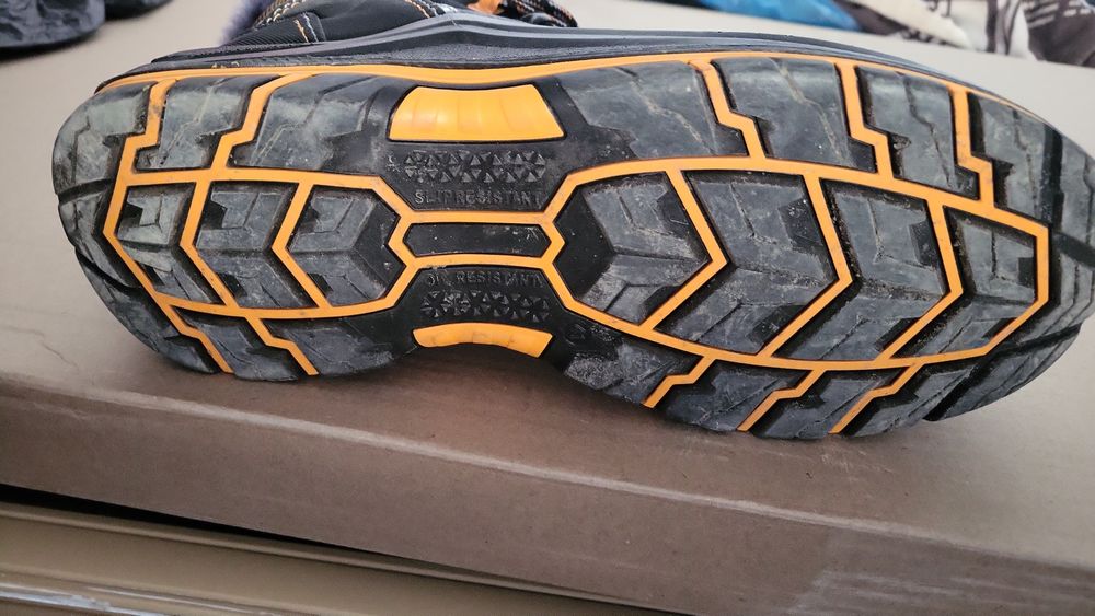 Ботинки зимние . 10 000 т.