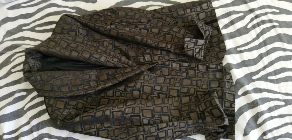 Черен костюм на Марк и Спенсър. И 2 поли и сако за комбинации