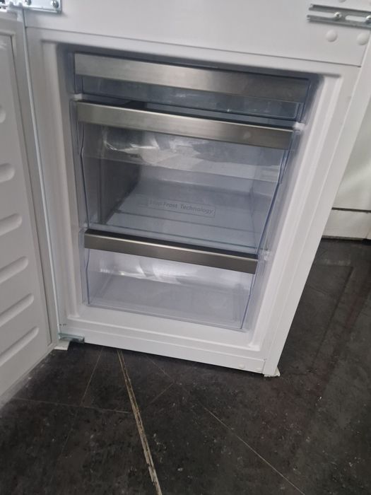 Хладилник за вграждане Whirlpool 196см 320 литра