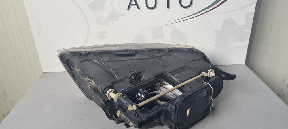 Фар VW Touareg 2004г