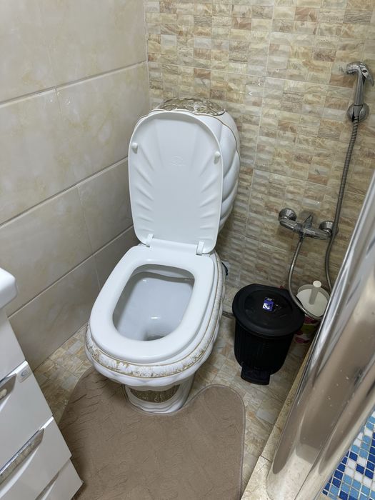 Продам дешево унитазы и раковину и душ