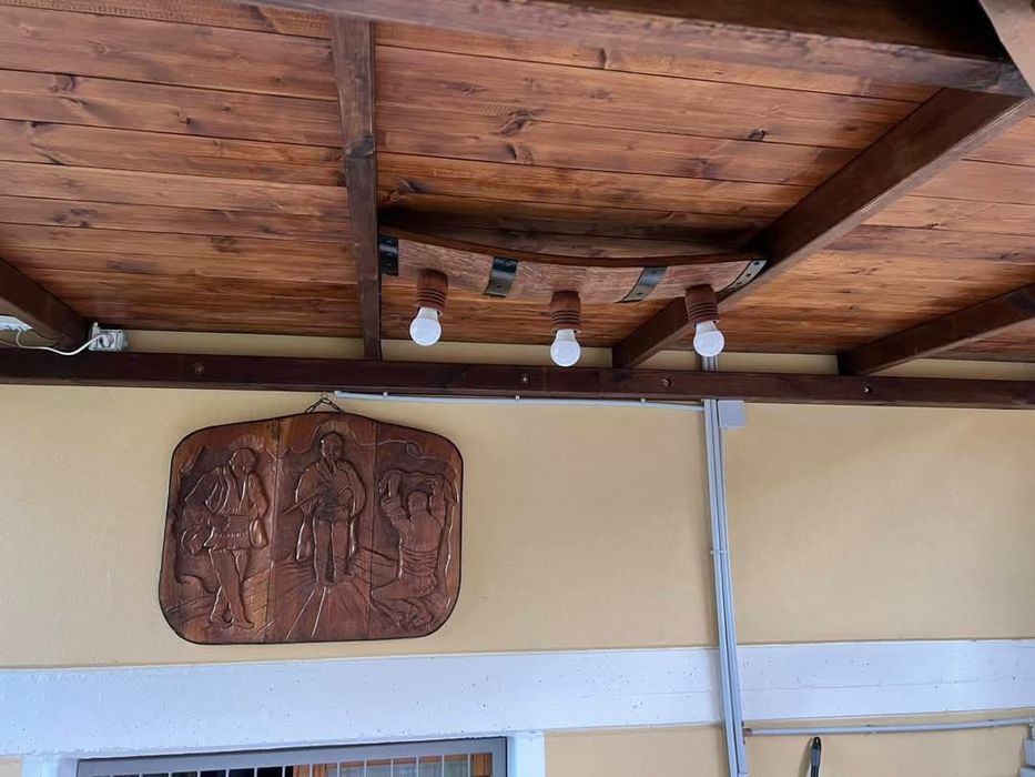 Осветление, декорация, лампи от колела от каруца и бъчви