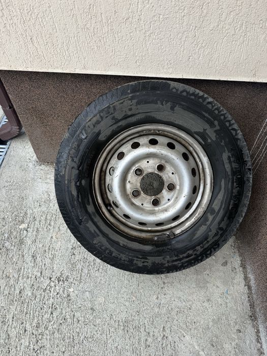 Amvelope+janta   225/70 R15 C . Vand urgent !!!