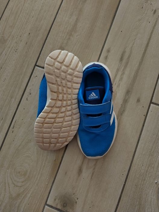 Încălțăminte sport adidas și skechers