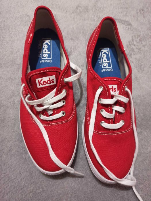 Teniși de dama roșii