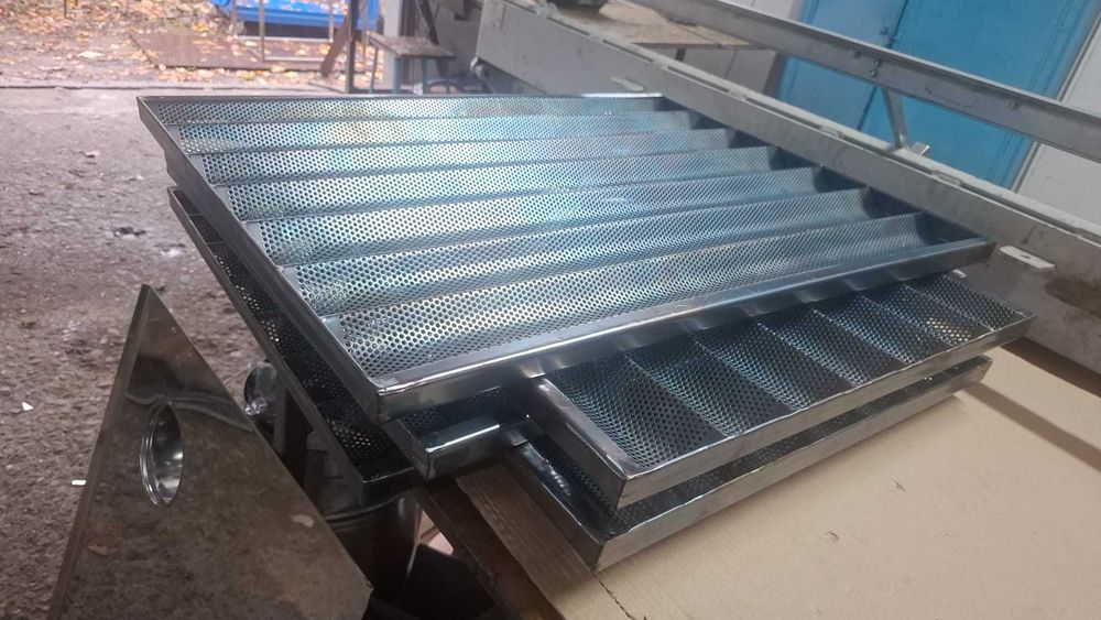 Tavi  p[erforate pentru  bagheta din tabla neagra si inox