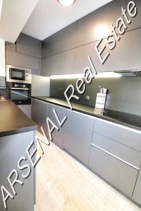 Дава се под наем Тристаен апартамент в София, Център - 120 кв.м за 1200 € - Снимка #2