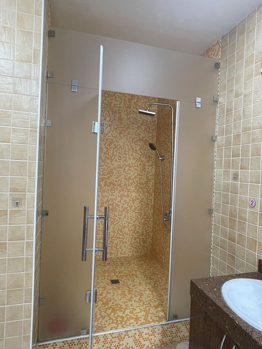 Стеклянная дверь перегородка, с петлями и доводчиком