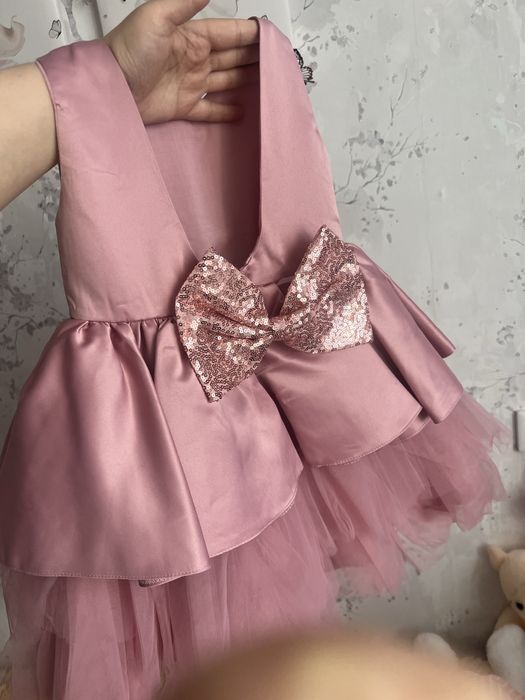 Продам платья на девочку 3-4 года