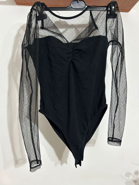 Body negru cu mâneci din dantelă