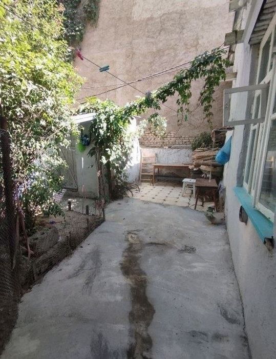 Продаю домик 2,5 сотки. Махмуда Кошгари . Ешлар маркази . Нац. Банк