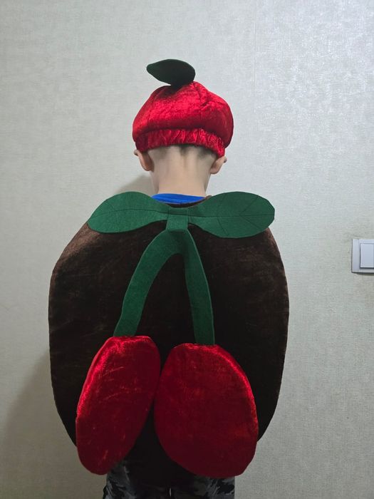 Продам костюм вишенки