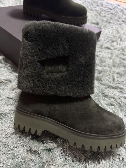 Vand ghete din piele intoarsa