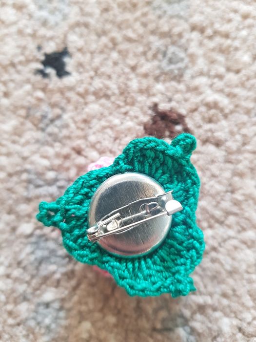 Broșe - mini trandafiri croșetați