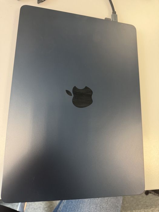 MacBook Air M2  – Baterie 100% –