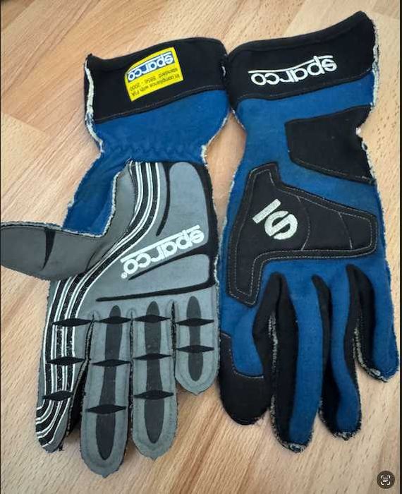 Pachet complet raliu Sparco – costum, ghete, mănuși si casca