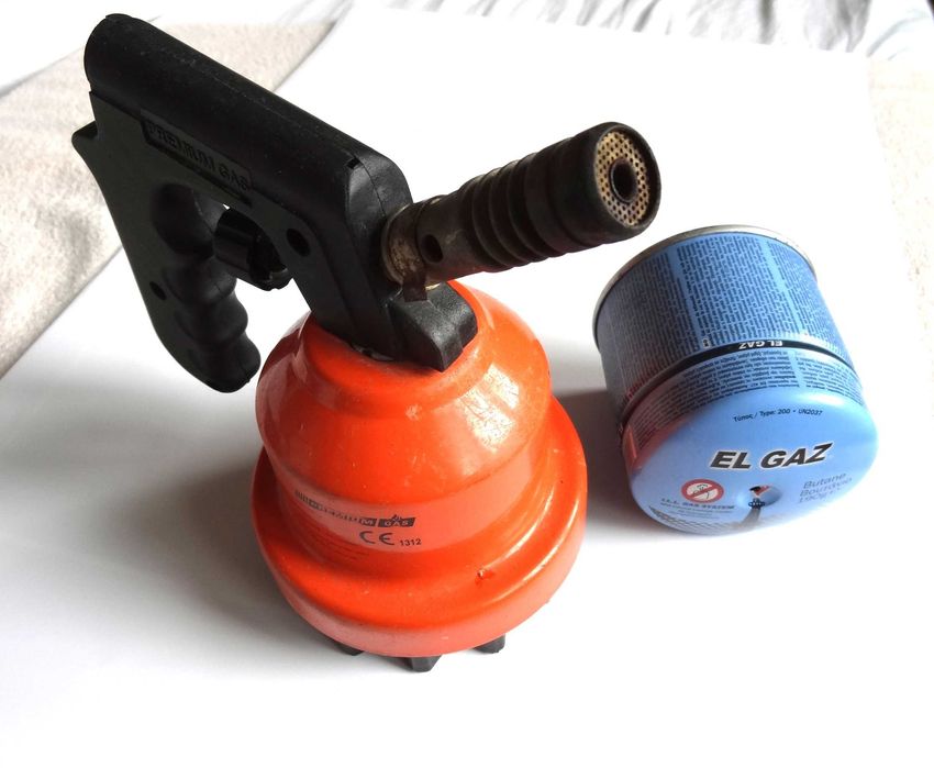 Компактна газова горелка. Работи с еднократна газова бутилка от 190 г.