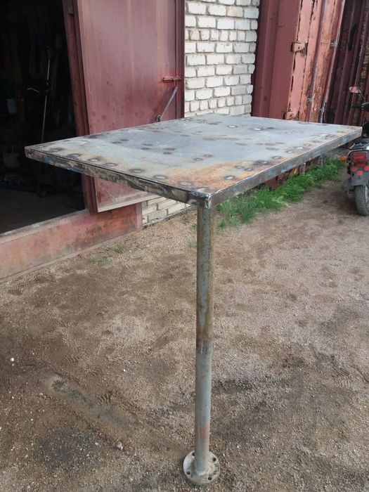 Продам железный стол.