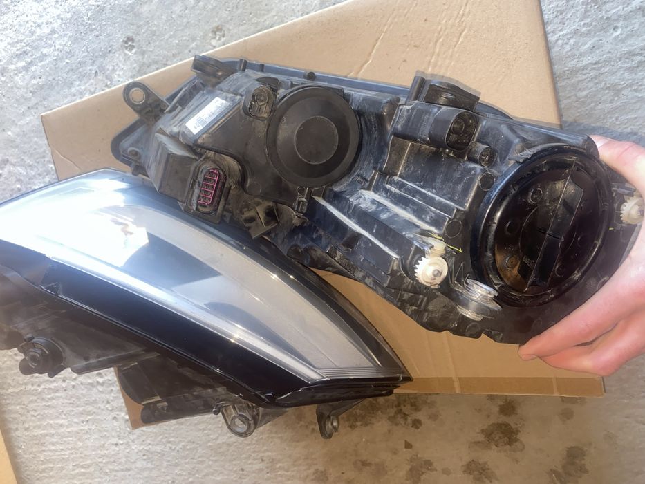 Vând faruri wv jetta 2013