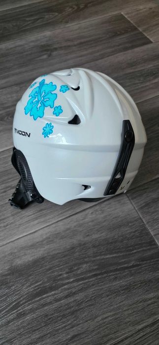 Шлем лыжный в отличном состоянии