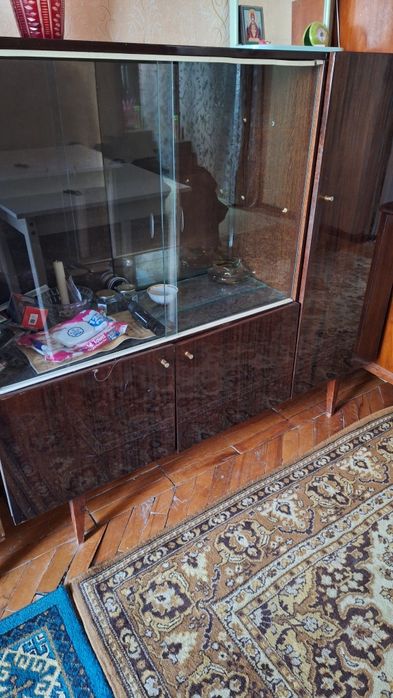 Продается  тумба  и сервант  СССР