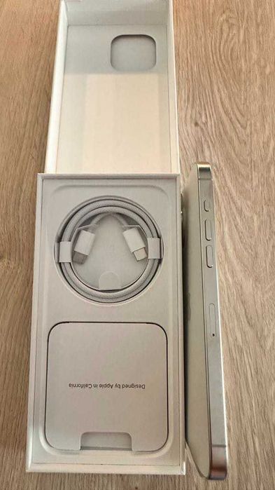 Продавам ЧИСТО НОВ телефон iPhone 15 pro Max 256 GB Titan.
