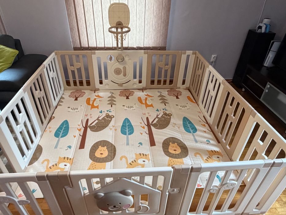 Бебешка ограда с баскетболен кош и табло с активности. Подарък килимче