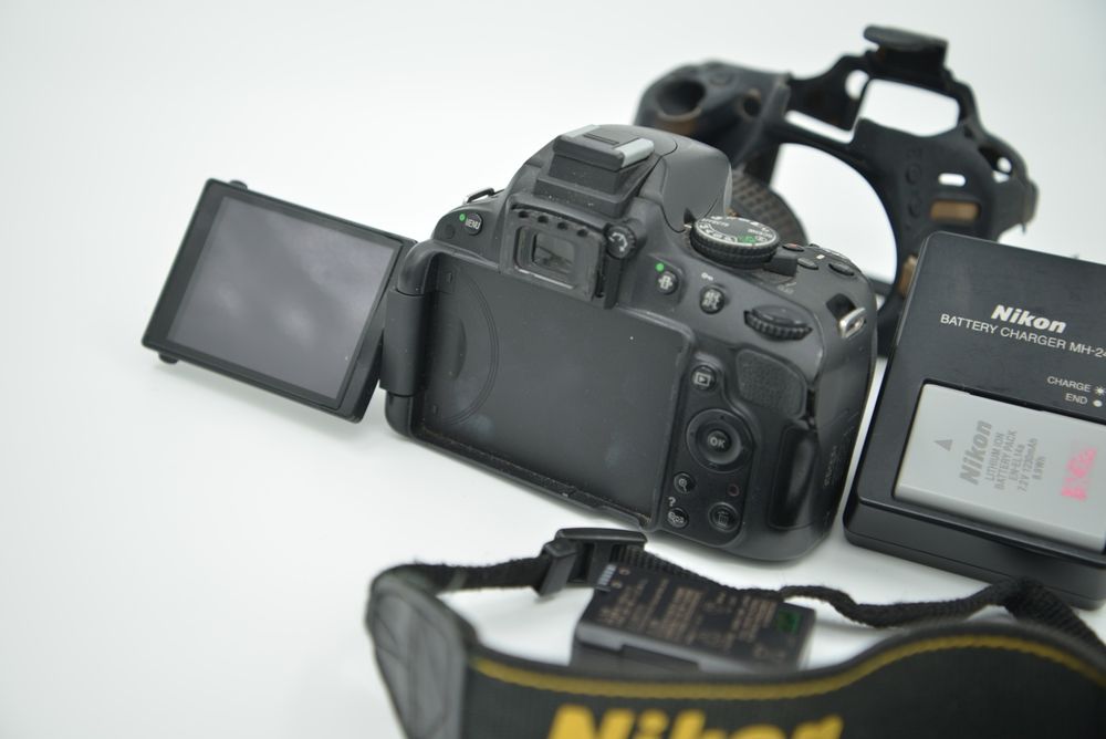 Nikon D5100 si obiectiv kit 18-55 Aparat Foto cu accesorii Camera se vinde alaturi de inca o baterie En-El 14  lampa video