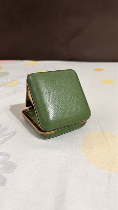 Стар часовник в кутия