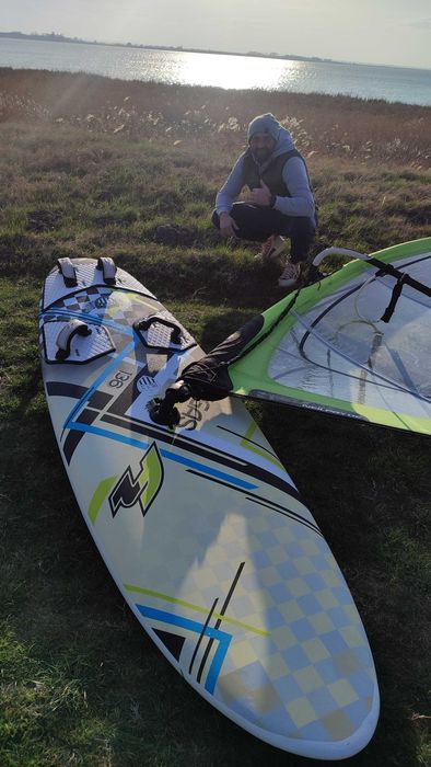 Placă Windsurf F2 Vegas 136L + Fină – 520 € și placă începători +vela
