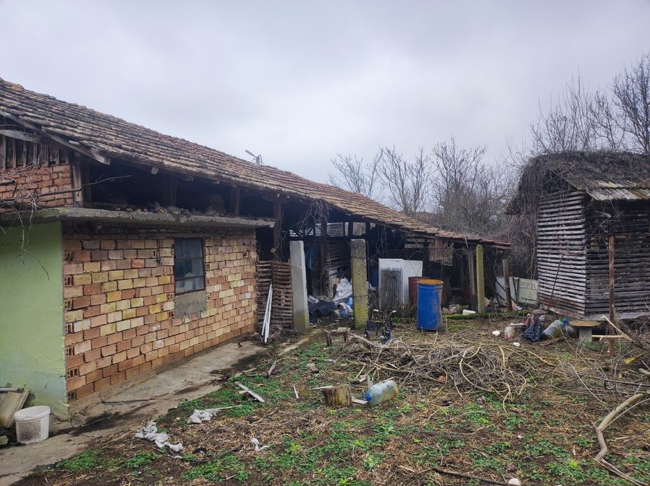 Къща и стопански постройки с гараж