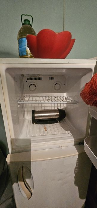 Продам холодильник старенький но рабочии