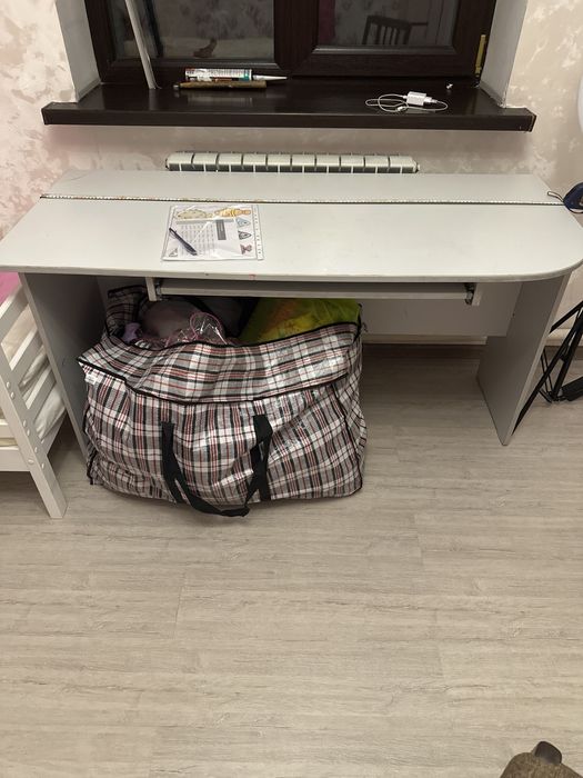 Продам стол компьютерный срочно