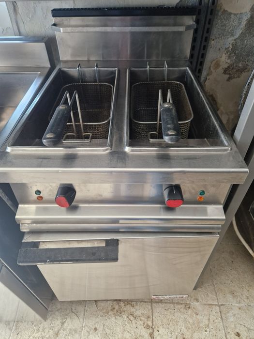 Friteuza dubla.cu banc de putere, pe gaz sau curent