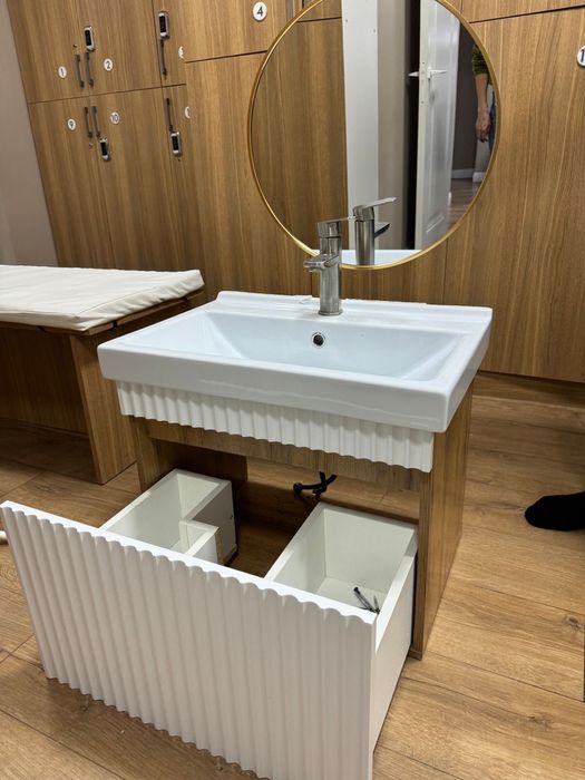 Раковина с полкой и зеркалом