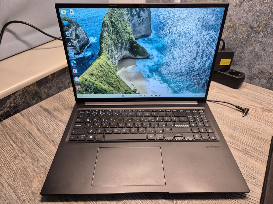 Ноутбук ASUS шикарный экран 16д мощный, модель  M1605YA
