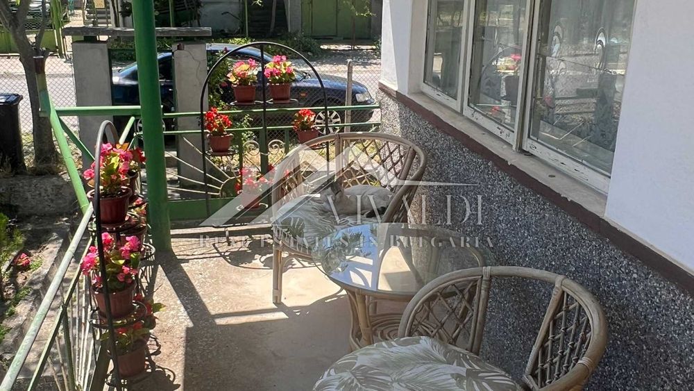 Къща с двор 1050 кв.м в центъра на с. Бенковски, ток, вода