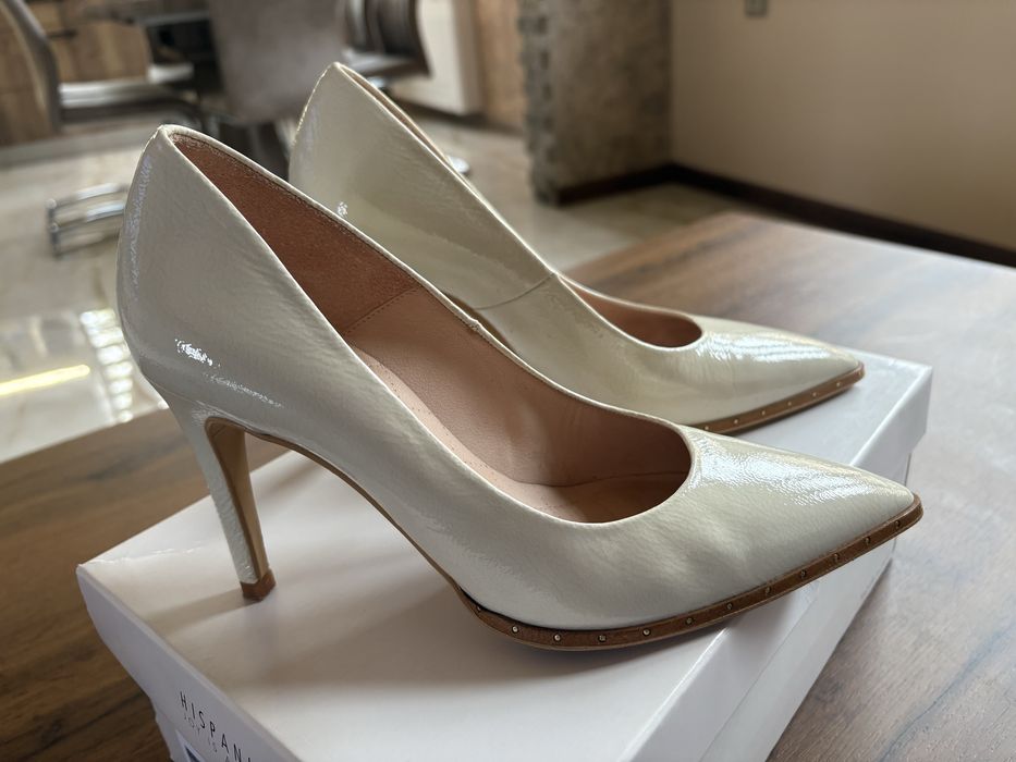 Обувки на ток на марката Hispanistas