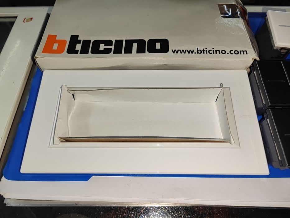 Pvc Шестмодулна рамка AXOLUTE white BTICINO HA4806HD