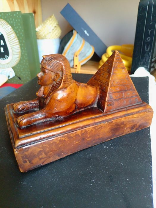 Statueta sculptata rară sfinx cu piramida in spate 15x7 cm